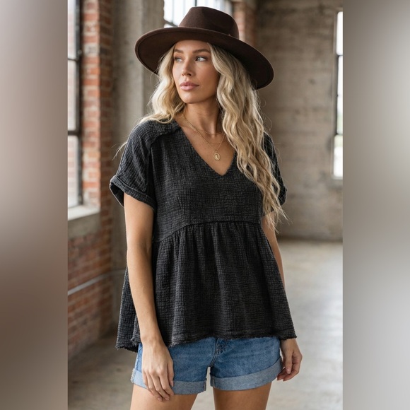 NWT UMGEE Mineral Wash V-Neck Baby Doll Top with Fray Details & Folded Sleeves - Picture 4 of 7